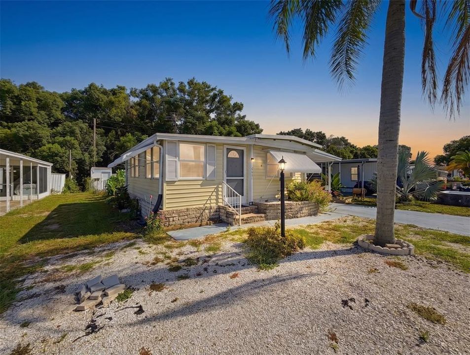 For Sale: $150,000 (2 beds, 2 baths, 925 Square Feet)
