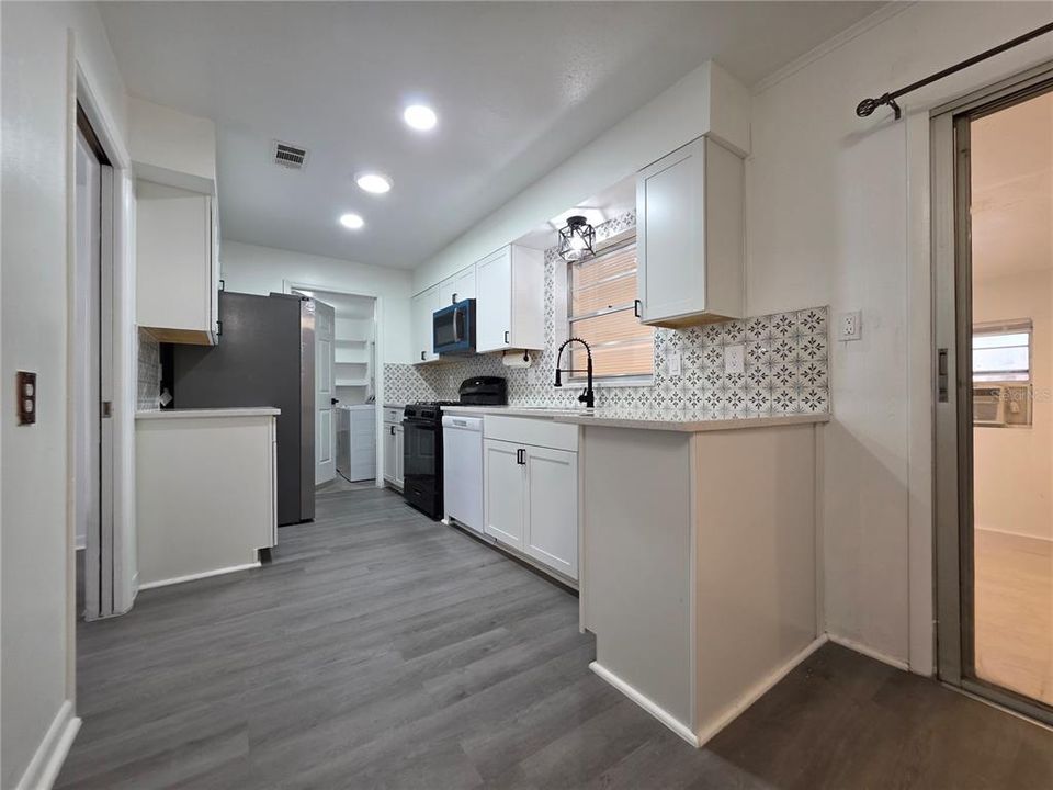 For Sale: $359,000 (4 beds, 3 baths, 2214 Square Feet)