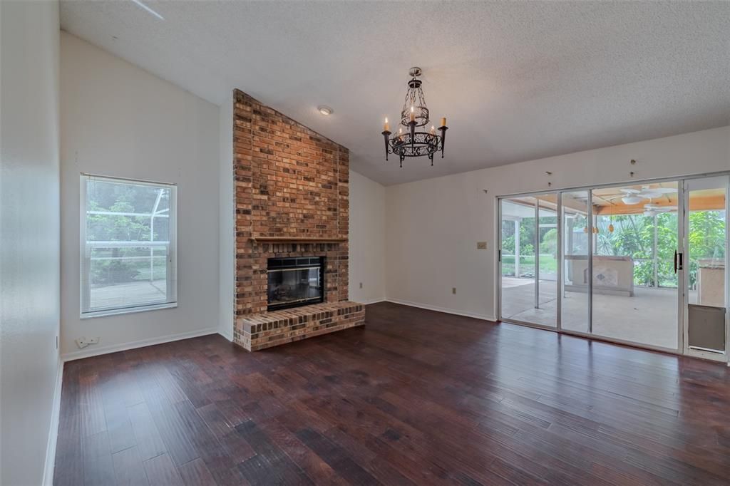 For Sale: $500,000 (5 beds, 2 baths, 2348 Square Feet)