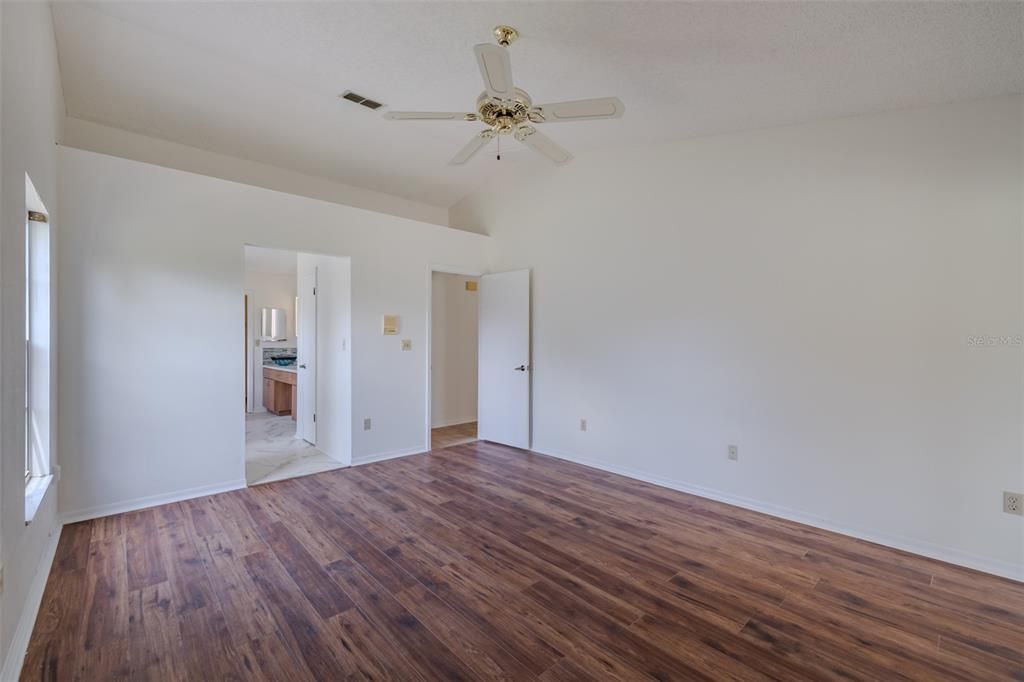 For Sale: $500,000 (5 beds, 2 baths, 2348 Square Feet)