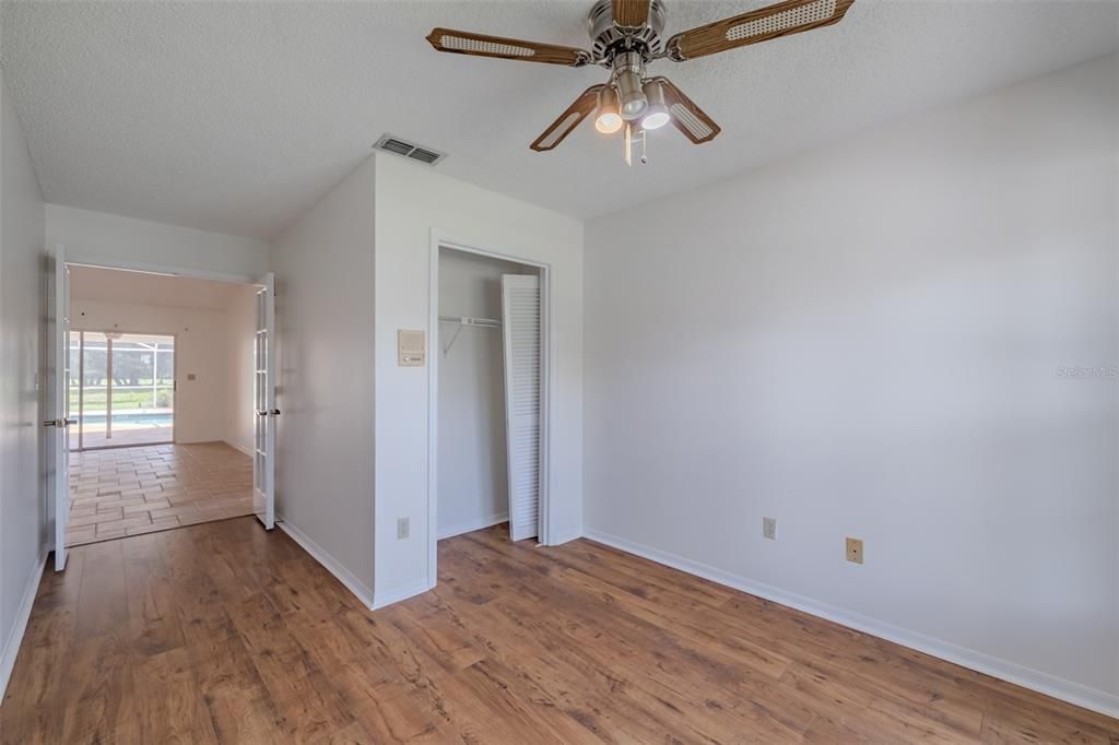 For Sale: $500,000 (5 beds, 2 baths, 2348 Square Feet)