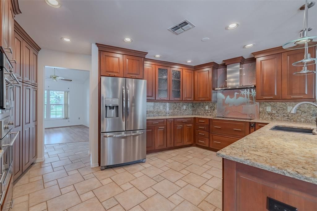 For Sale: $500,000 (5 beds, 2 baths, 2348 Square Feet)