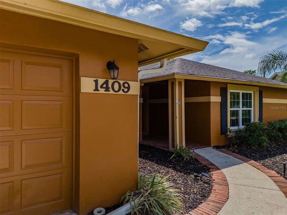 For Sale: $500,000 (5 beds, 2 baths, 2348 Square Feet)