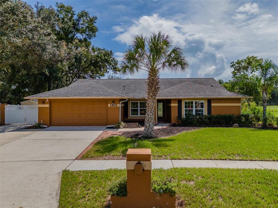 For Sale: $500,000 (5 beds, 2 baths, 2348 Square Feet)