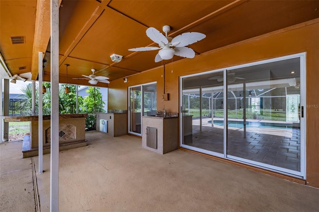 For Sale: $500,000 (5 beds, 2 baths, 2348 Square Feet)