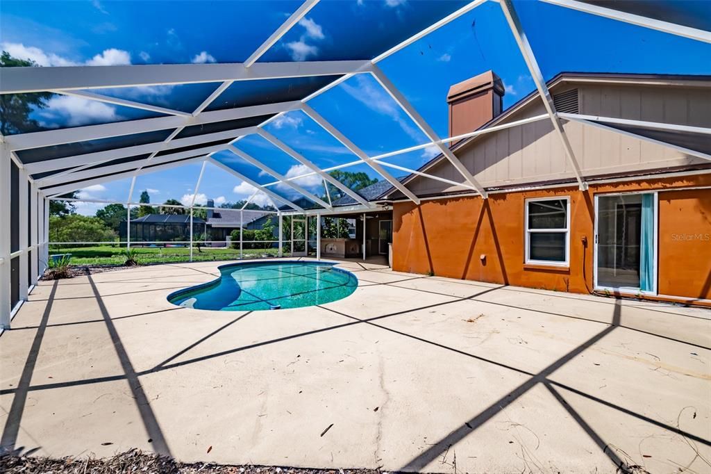 For Sale: $500,000 (5 beds, 2 baths, 2348 Square Feet)