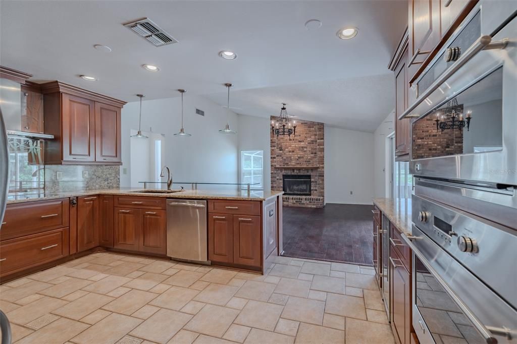 For Sale: $500,000 (5 beds, 2 baths, 2348 Square Feet)