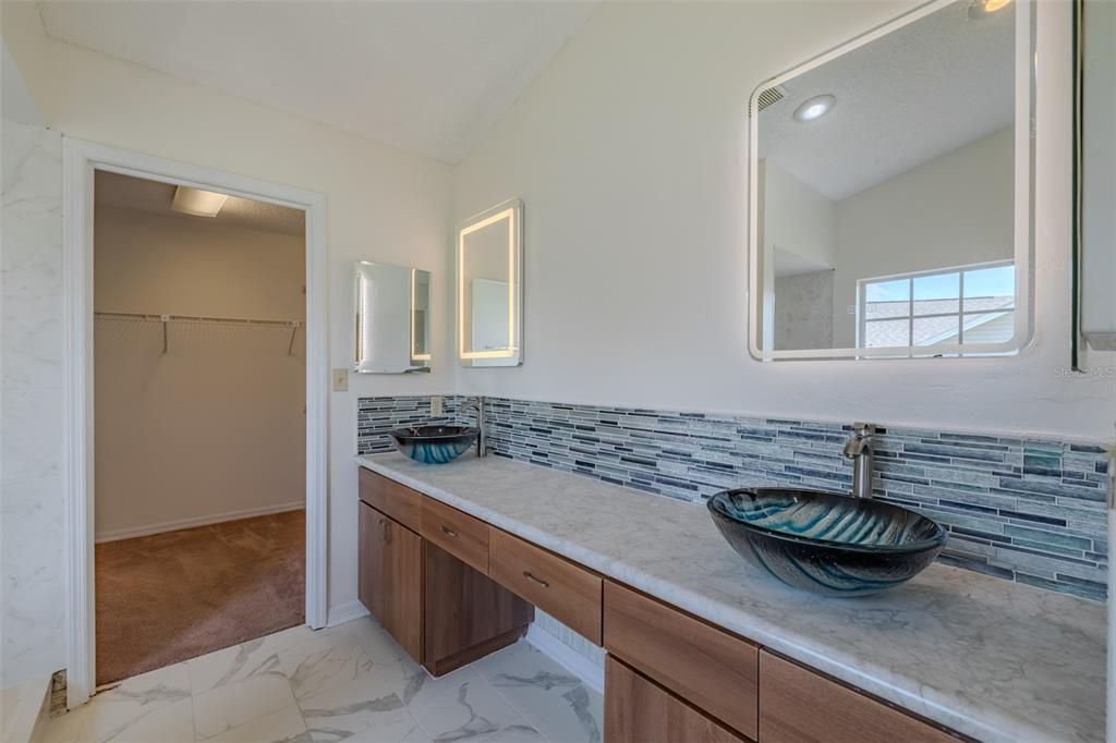 For Sale: $500,000 (5 beds, 2 baths, 2348 Square Feet)