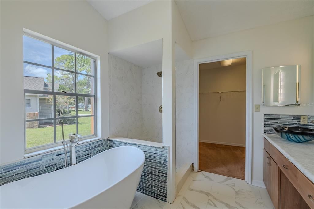 For Sale: $500,000 (5 beds, 2 baths, 2348 Square Feet)