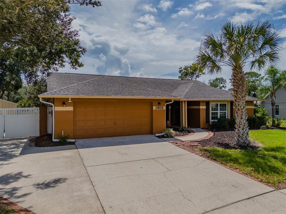 For Sale: $500,000 (5 beds, 2 baths, 2348 Square Feet)