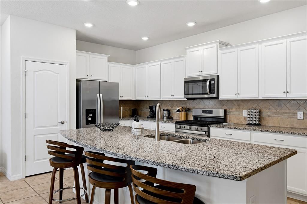 For Sale: $395,000 (5 beds, 4 baths, 2076 Square Feet)