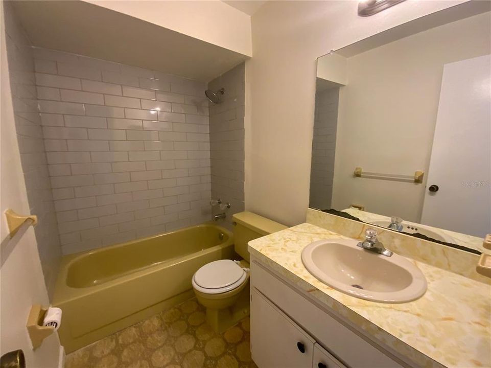 For Sale: $199,900 (2 beds, 2 baths, 1108 Square Feet)