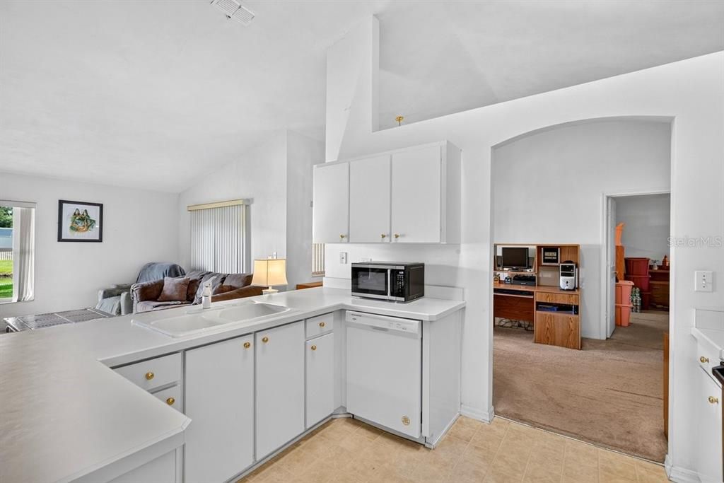 For Sale: $320,000 (3 beds, 2 baths, 1914 Square Feet)