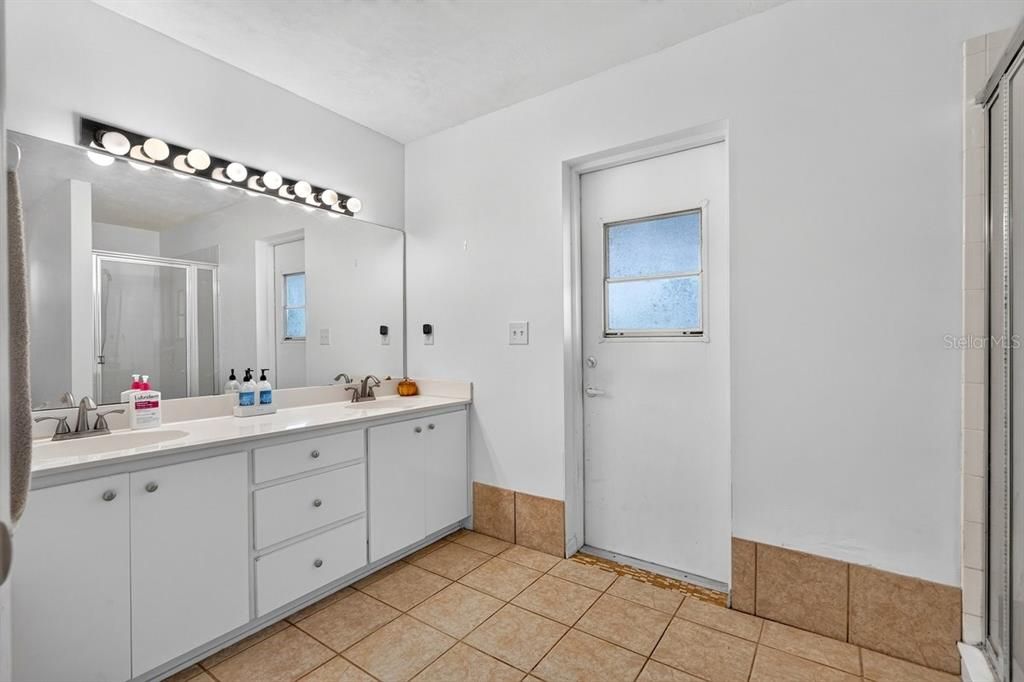 For Sale: $320,000 (3 beds, 2 baths, 1914 Square Feet)