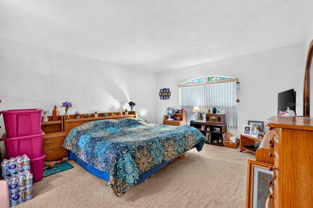 For Sale: $320,000 (3 beds, 2 baths, 1914 Square Feet)