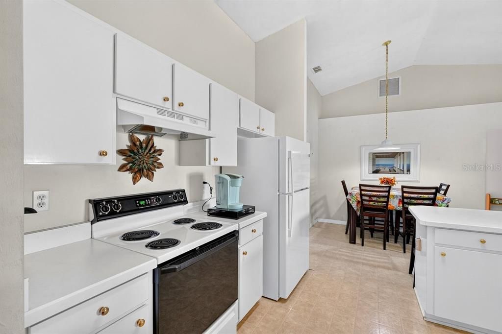 For Sale: $320,000 (3 beds, 2 baths, 1914 Square Feet)