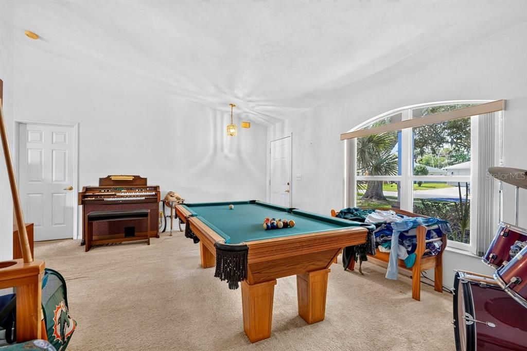 For Sale: $320,000 (3 beds, 2 baths, 1914 Square Feet)