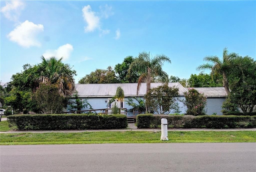 For Sale: $569,900 (3 beds, 3 baths, 2001 Square Feet)