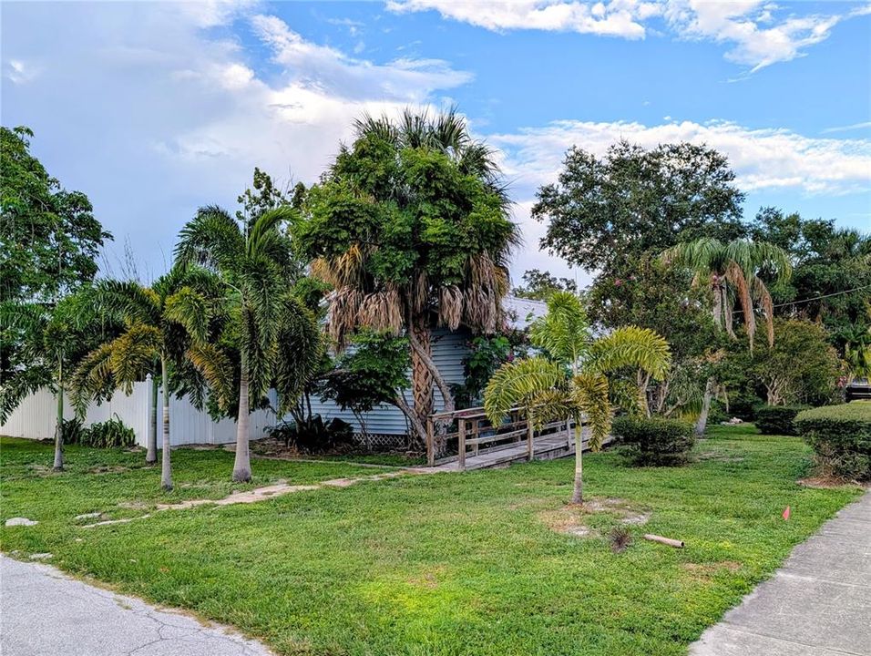 For Sale: $569,900 (3 beds, 3 baths, 2001 Square Feet)
