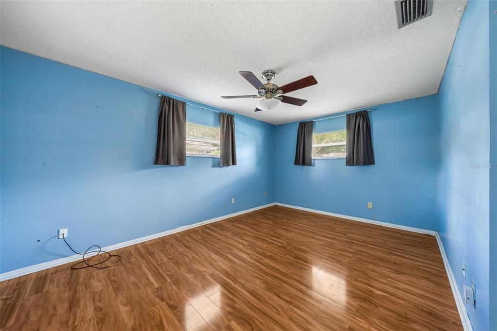 For Sale: $400,000 (4 beds, 2 baths, 2466 Square Feet)