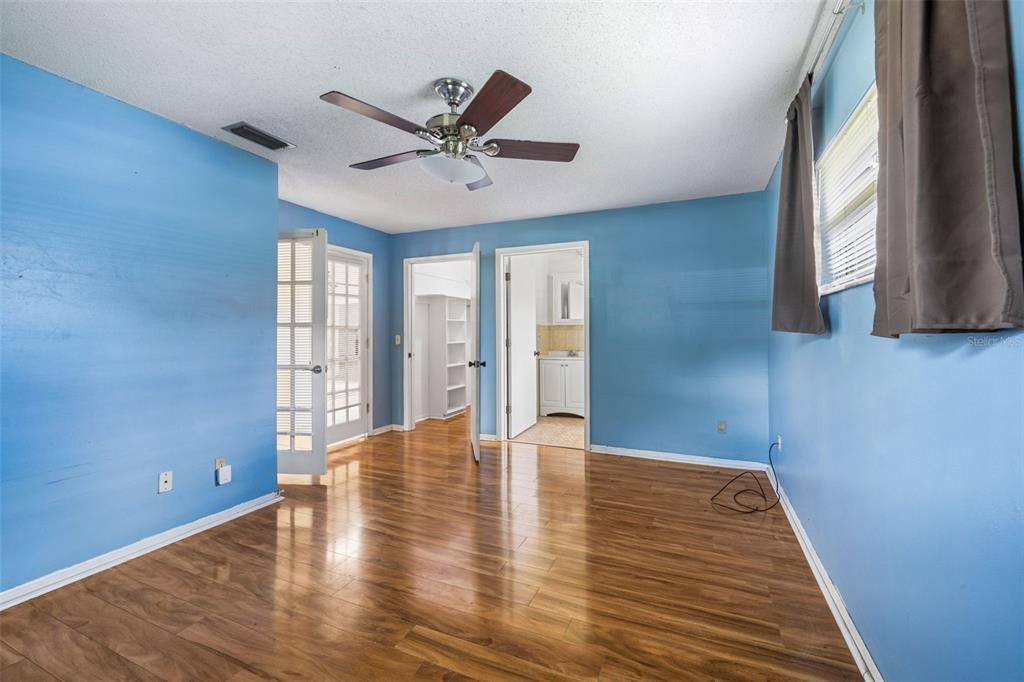 For Sale: $400,000 (4 beds, 2 baths, 2466 Square Feet)
