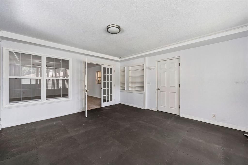 For Sale: $400,000 (4 beds, 2 baths, 2466 Square Feet)