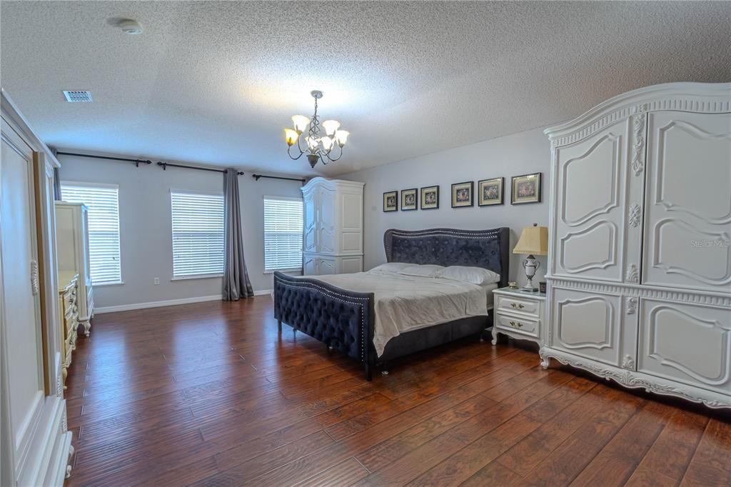 For Sale: $445,000 (6 beds, 4 baths, 4216 Square Feet)