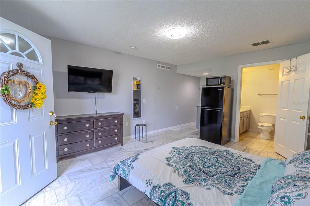 For Sale: $445,000 (6 beds, 4 baths, 4216 Square Feet)