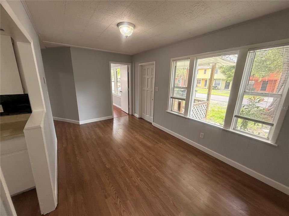 На продажу: $239,000 (2 спален, 1 ванн, 880 Квадратных фут)