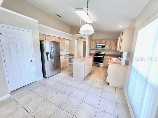 For Rent: $2,450 (3 beds, 2 baths, 2042 Square Feet)