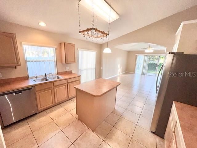 For Rent: $2,450 (3 beds, 2 baths, 2042 Square Feet)