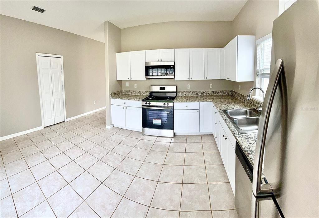 For Rent: $2,300 (3 beds, 2 baths, 1550 Square Feet)