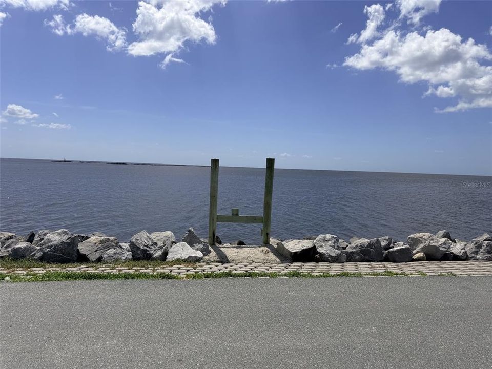 На продажу: $350,000 (0.57 acres)