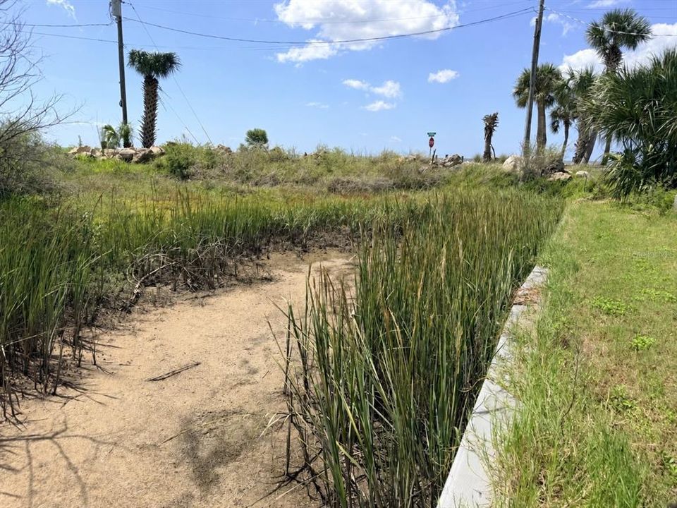 На продажу: $350,000 (0.57 acres)