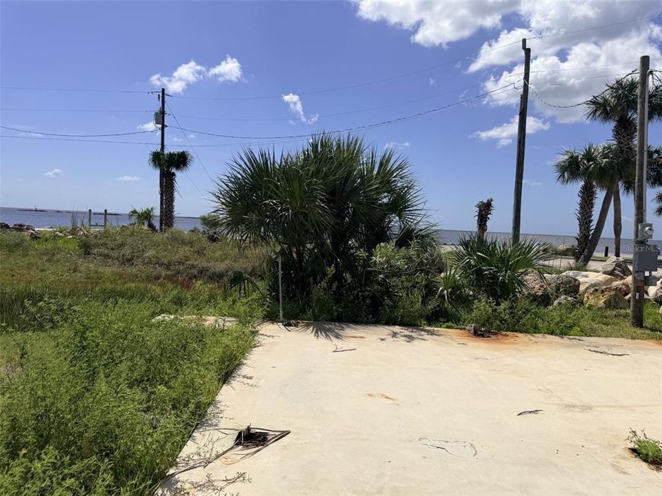На продажу: $350,000 (0.57 acres)