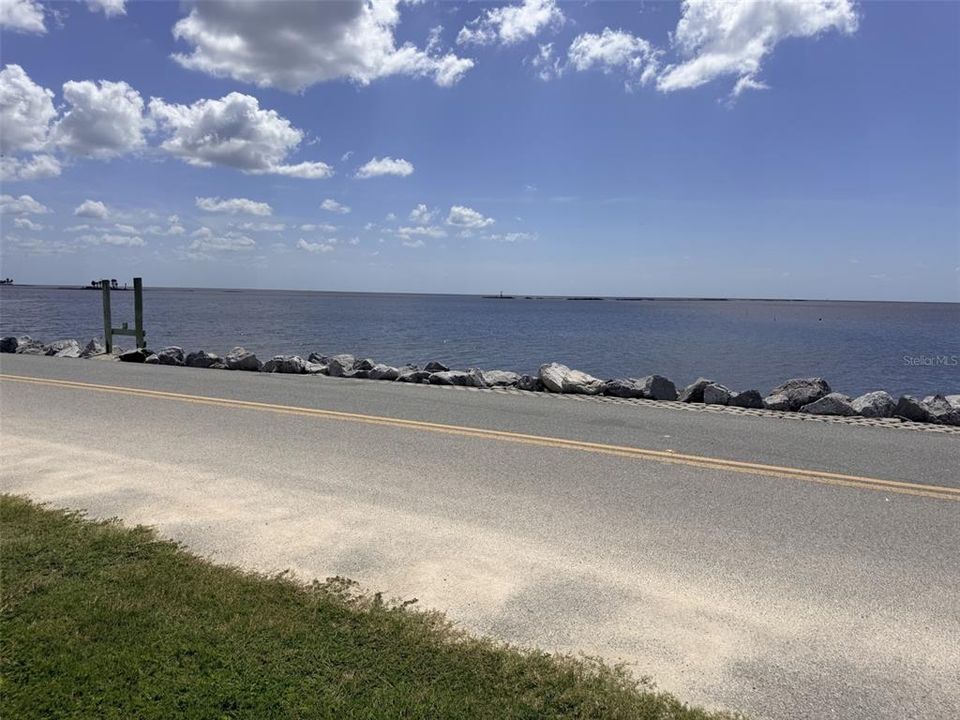 На продажу: $350,000 (0.57 acres)