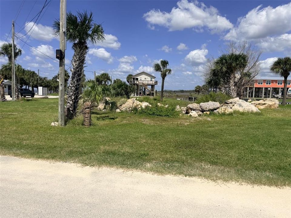 На продажу: $350,000 (0.57 acres)
