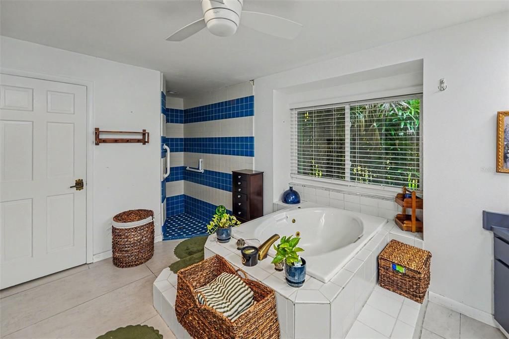 For Sale: $1,000,000 (4 beds, 3 baths, 4391 Square Feet)