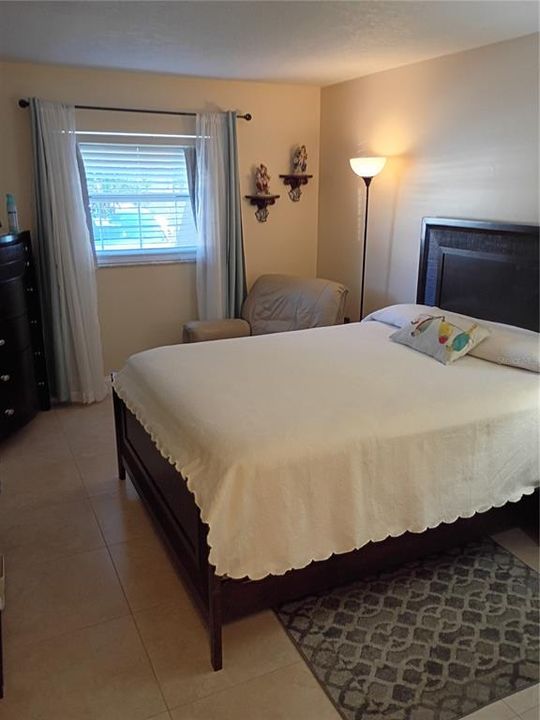 For Sale: $180,000 (2 beds, 1 baths, 987 Square Feet)