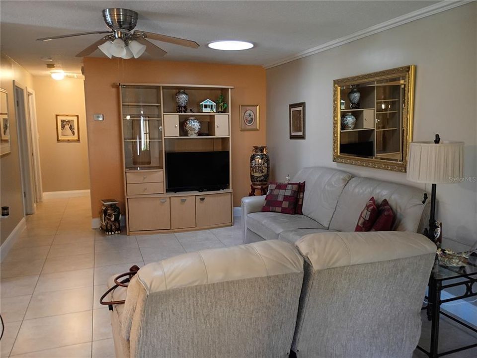 For Sale: $180,000 (2 beds, 1 baths, 987 Square Feet)