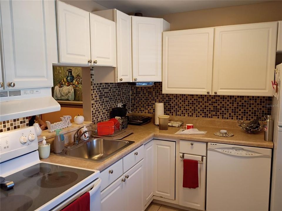 For Sale: $180,000 (2 beds, 1 baths, 987 Square Feet)