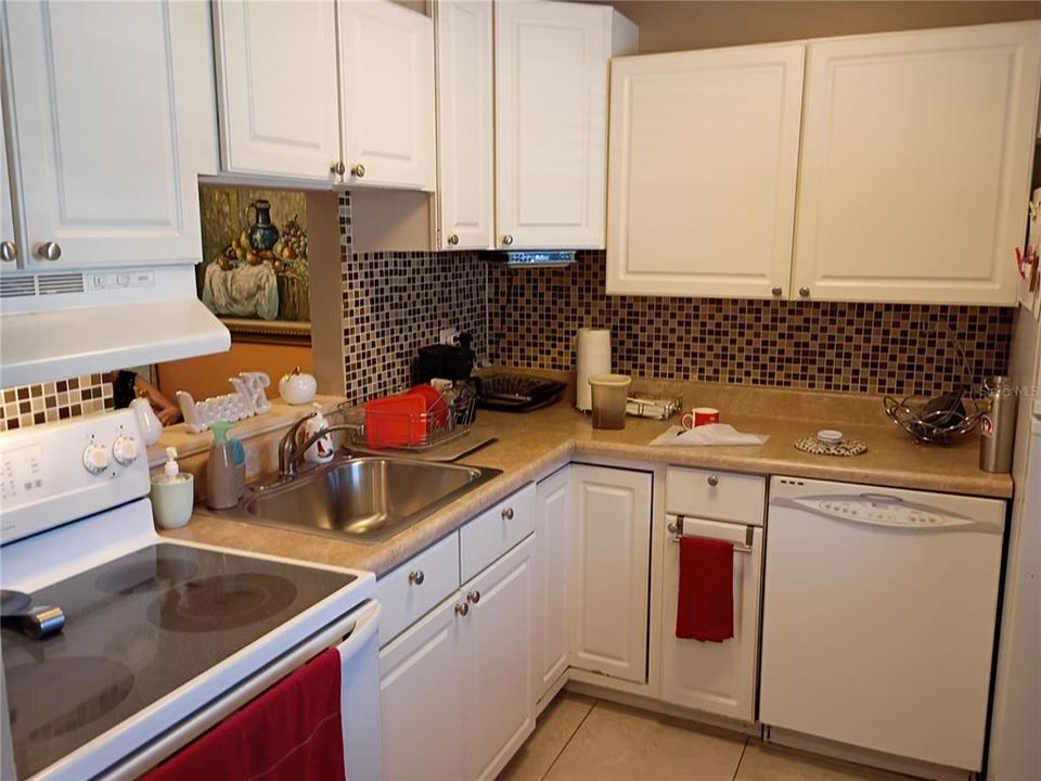 For Sale: $180,000 (2 beds, 1 baths, 987 Square Feet)