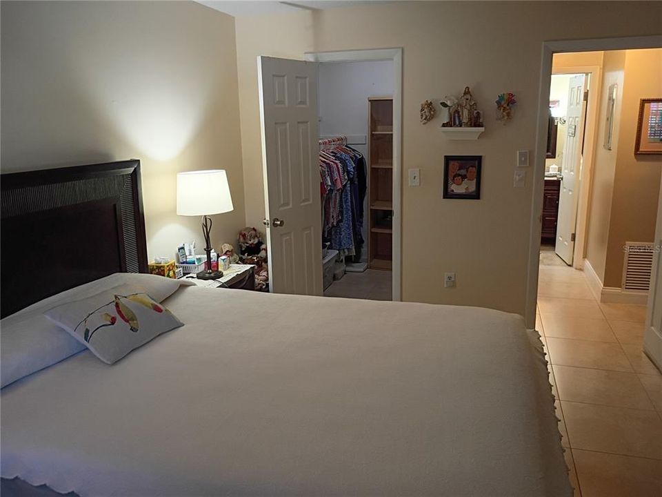 For Sale: $180,000 (2 beds, 1 baths, 987 Square Feet)