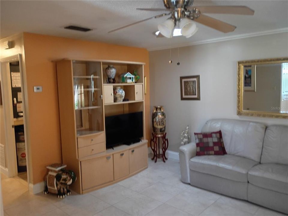 For Sale: $180,000 (2 beds, 1 baths, 987 Square Feet)