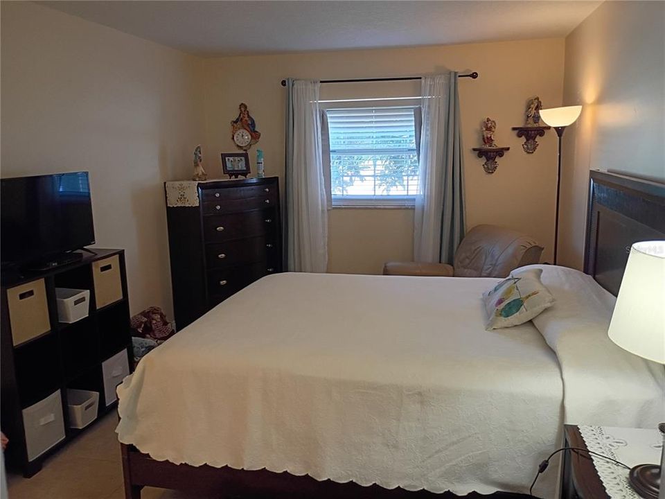 For Sale: $180,000 (2 beds, 1 baths, 987 Square Feet)