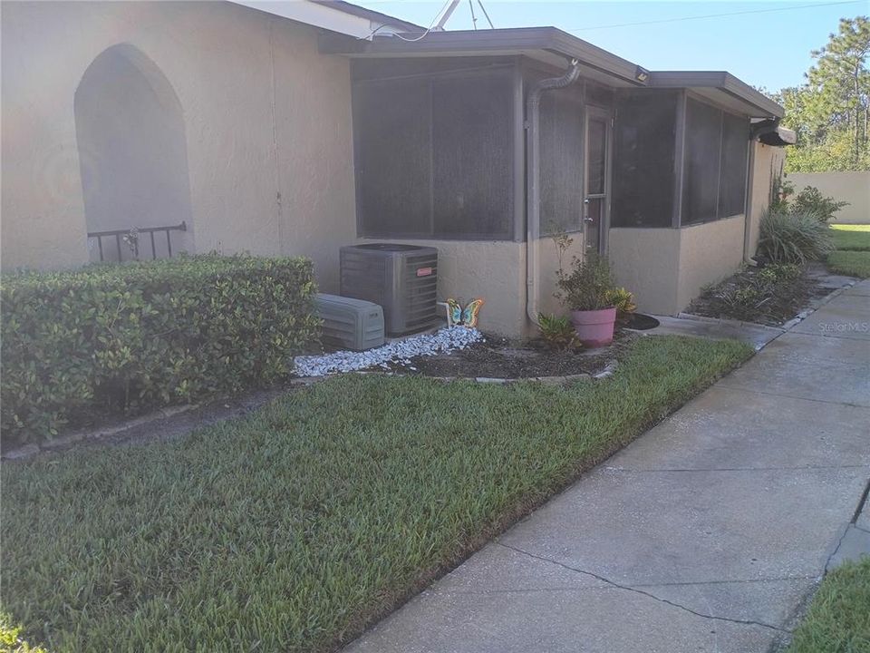 For Sale: $180,000 (2 beds, 1 baths, 987 Square Feet)