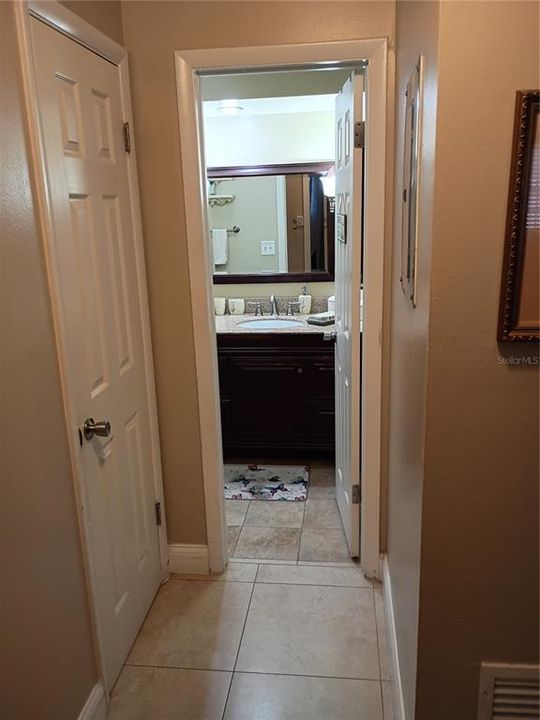 For Sale: $180,000 (2 beds, 1 baths, 987 Square Feet)