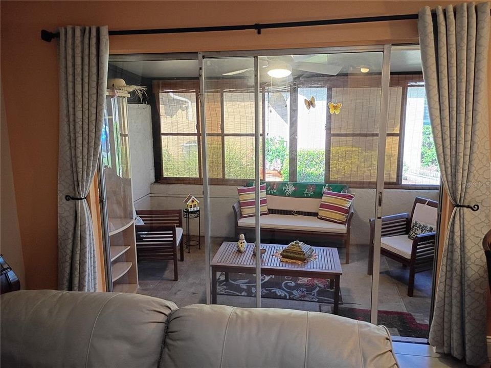 For Sale: $180,000 (2 beds, 1 baths, 987 Square Feet)