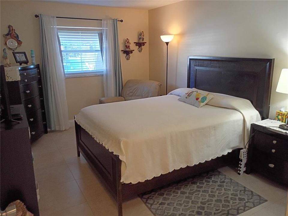 For Sale: $180,000 (2 beds, 1 baths, 987 Square Feet)
