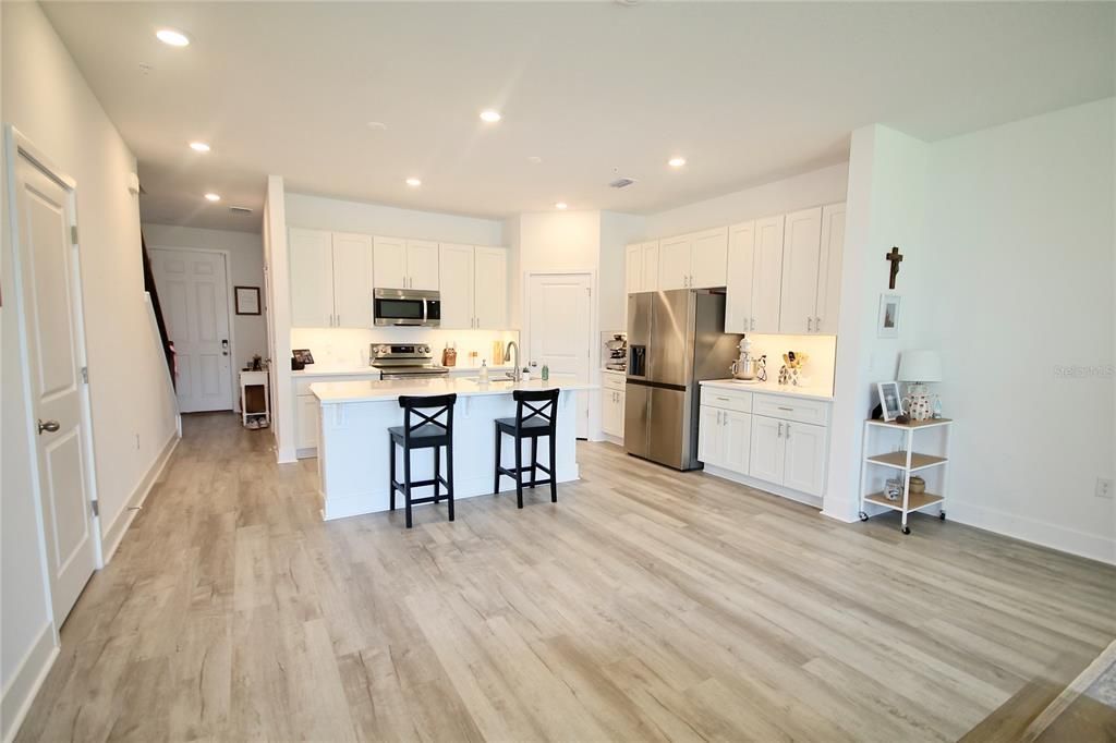 For Rent: $2,550 (3 beds, 2 baths, 1907 Square Feet)